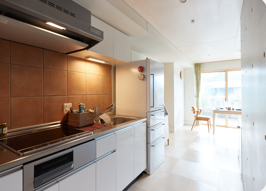 キッチン　コンロは3つ口IHコンロです。換気扇のスイッチは手元にあり、使いやすく、収納も豊富です　　　　　　　　　（フィーカ須磨の丘）